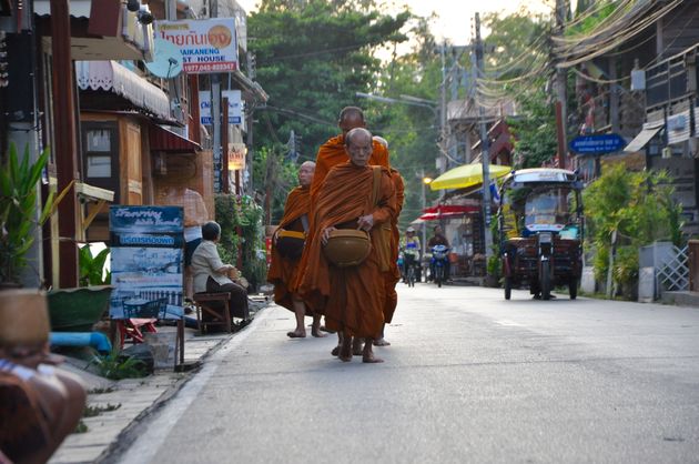 Monniken trekken `s morgens door de straten voor aalmoezen