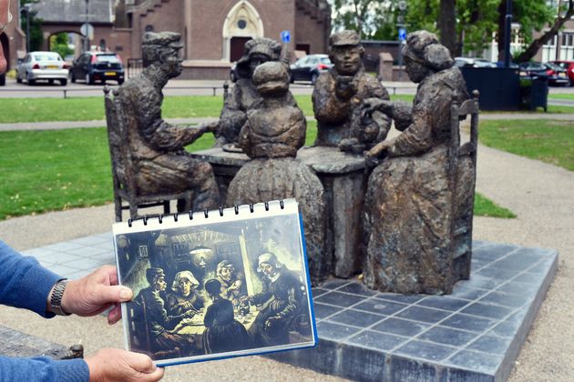 Midden in het dorp staat een 3D-versie van het meesterwerk `de Aardappeleters`