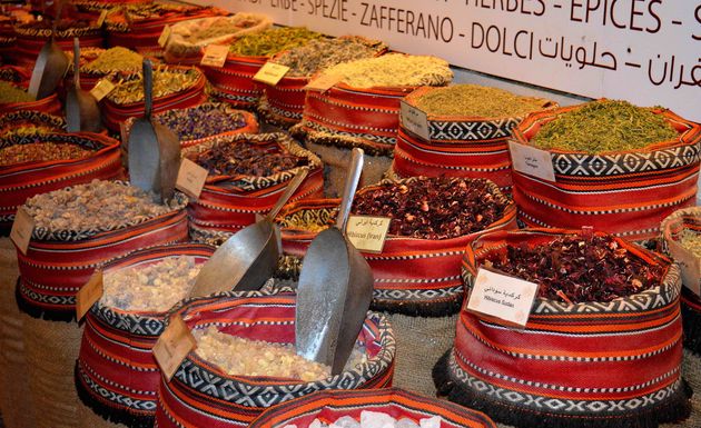 Verse kruiden op de markt in Abu Dhabi