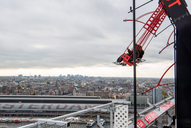 Uitkijken over de stad vanaf de A`DAM Lookout