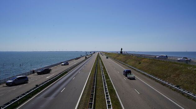 Afsluitdijk met zicht op Noord-Holland