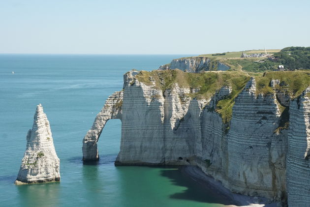 Uitzicht over de punt en de boog van Etretat: l`Aguille en Manneporte