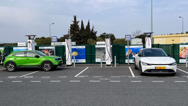 Laden over de grens bij Perpignan, niet iedere EV-rijder snapt de parkeervakken