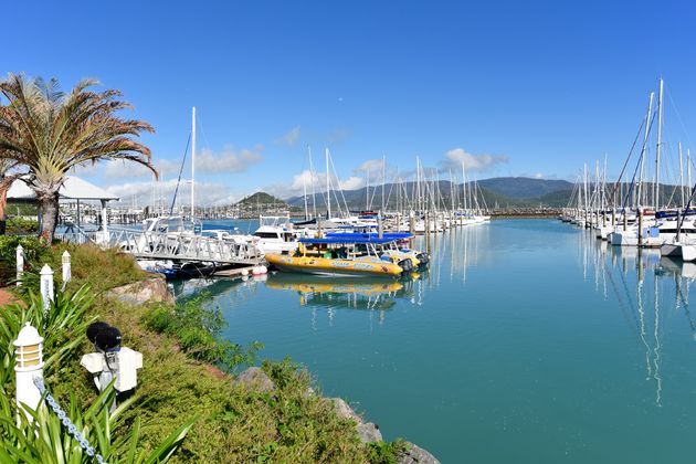 Vanuit deze mooie haven vertrekken de boten richting de Whitsundays