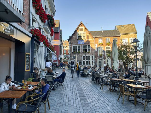 Gezellige terrasjes op de H\u00fchnermarkt in Aken