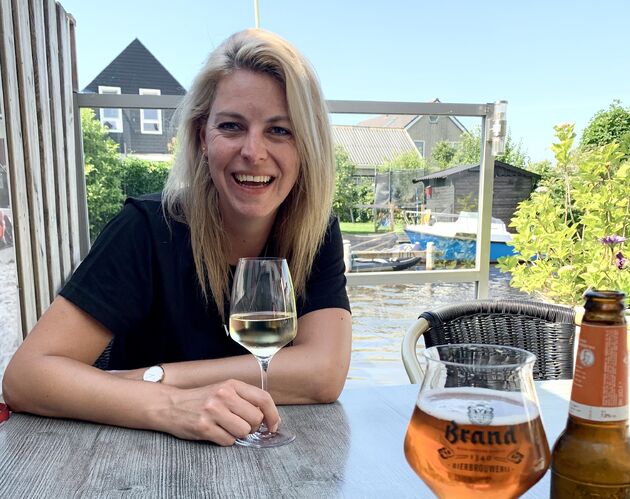 <em>Doen in Akkrum: een terrasje pakken aan het water en kijken naar de voorbijvarende boten.<\/em>