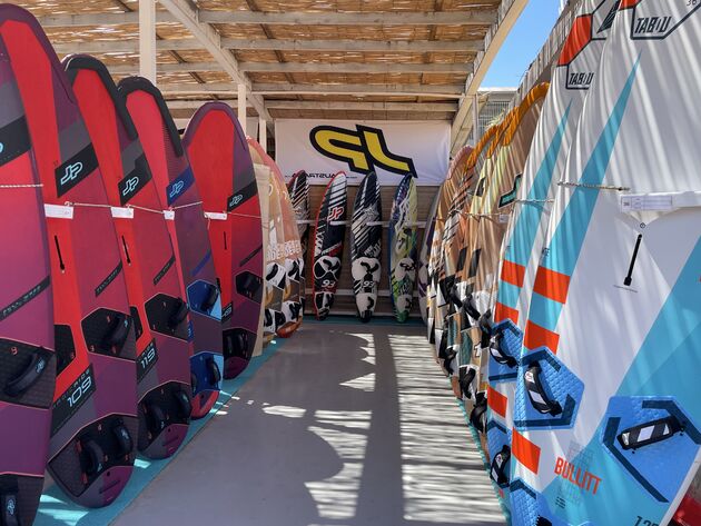 <em>Wil je (leren) windsurfen? Dan moet je bij Ala\u00e7ati Surf Paradise Club zijn!<\/em>