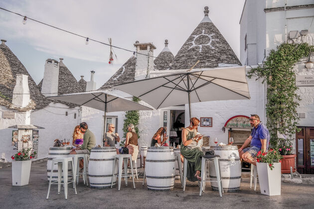 Een gezellig terrasje aan de boulevard van Alberobello