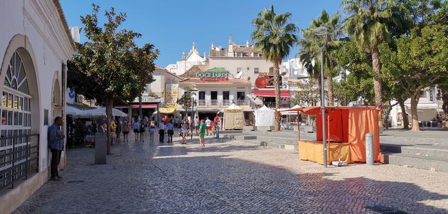 Een van de vele pleinen in Albufeira