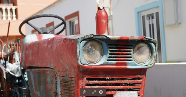 Alles is er kleurijk dus ook een tractor