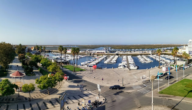 De jachthaven van Faro en op de achtergrond het natuurgebied Ria Formoda