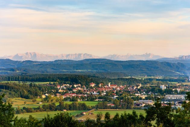 De ligging van dit vakantiepark is schitterend, aan de voet van de Alpen