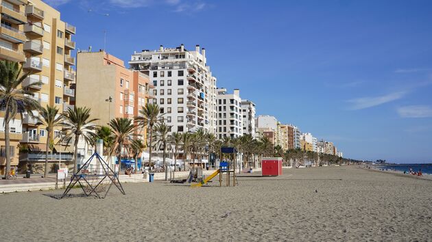 Het strand en de boulevard van Almeria