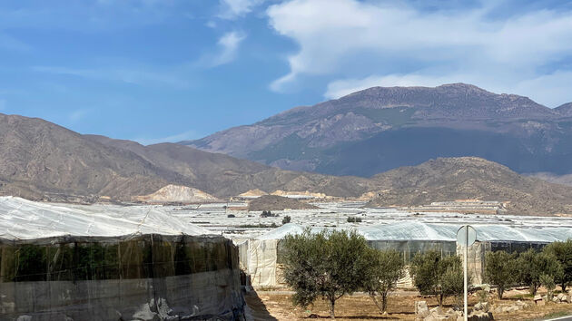 Richting Almeria rijden we een wit landschap binnen: El Mar de Plastico