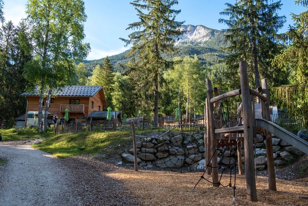 Uitzicht op de hoge bergtoppen van de Franse Alpen