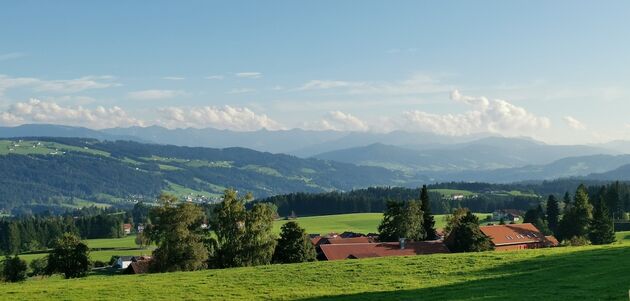Het uitzicht op de Alpen vanaf Camping Alpenblick is adembenemend...