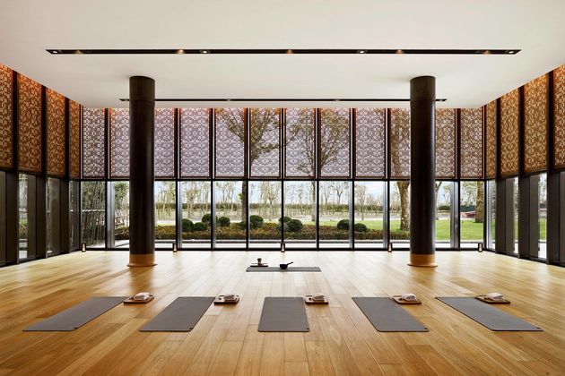 Ook de sportzaal voor yoga lessen is strak en stijlvol