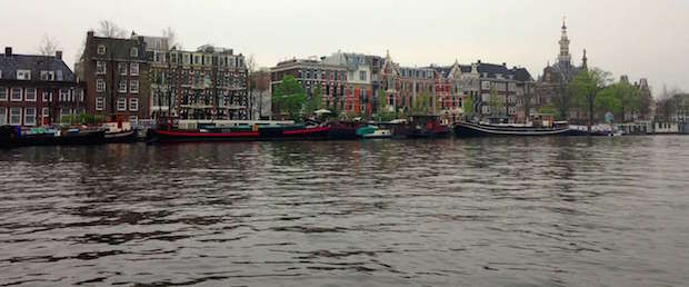 Op de rondvaart boot door de Amsterdamse grachten is echt iets voor de ultieme toerist.
