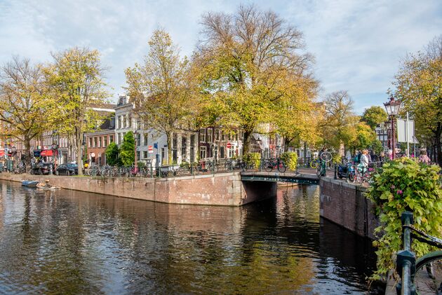 Herfstkleuren maken de Amsterdamse grachten n\u00f3g iets mooier