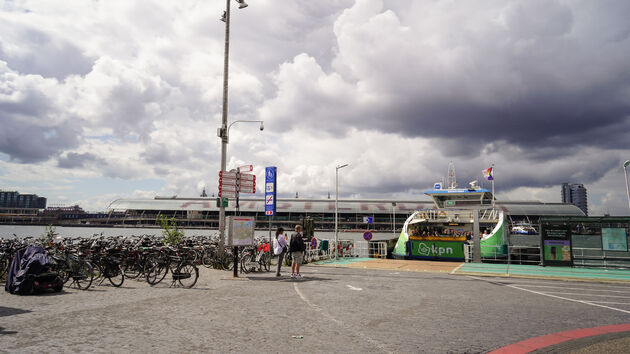 <i>Met het pontje steek je gratis over naar het Centraal Station</i>