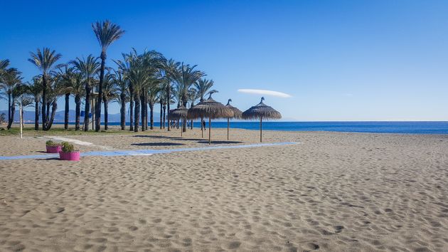 In de relax-strand op het Spaanse strand