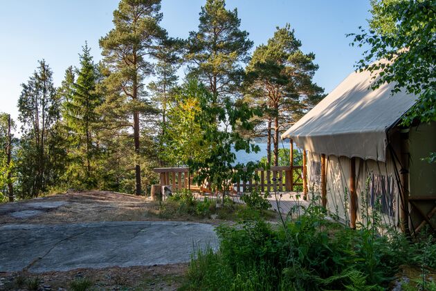 Overnachten in deze toffe glampingtent in Anfaster\u00f6d G\u00e5rdsvik, met uitzicht op zee