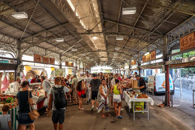 Gezellig verse boodschappen doen op Le Marche Provencale in Antibes