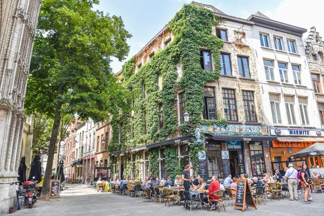 Naar gezellige terrasjes hoef je hier niet op zoek, die zijn overal te vinden, zoals het Elfde Gebod midden in de stad