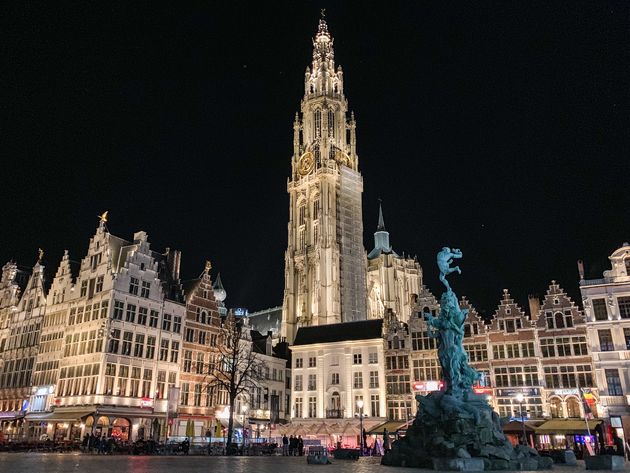 De Grote Markt van Antwerpen is `s avonds n\u00f3g mooier