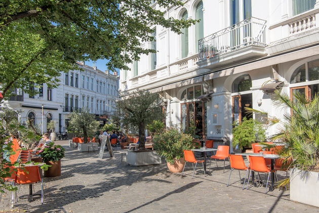 Het gezellige terras van Hotel Pilar in Zuid (waar je ook super lekker kunt ontbijten)