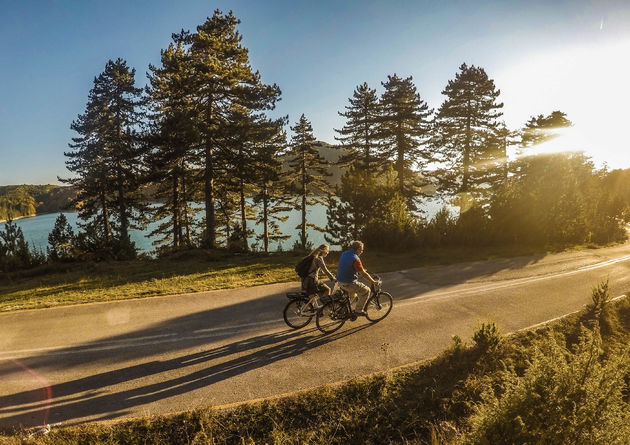 Fietsen in de prachtige en rustige omgeving van het meer