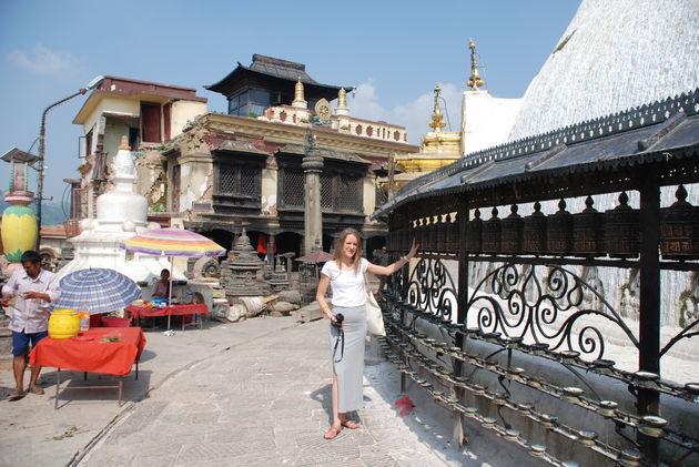 <del><\/del>Voor de apentempel Swayambhunath