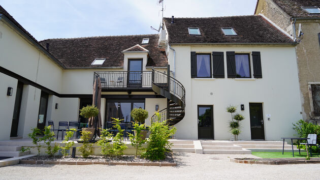 Aan de achterkant boven de proeverij en winkel van Gueguen vind je luxe appartementen