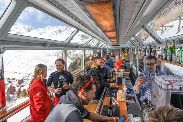 Dit treinstel werd vroeger gebruikt voor de Glacier Express en heeft extra hoge panoramaramen