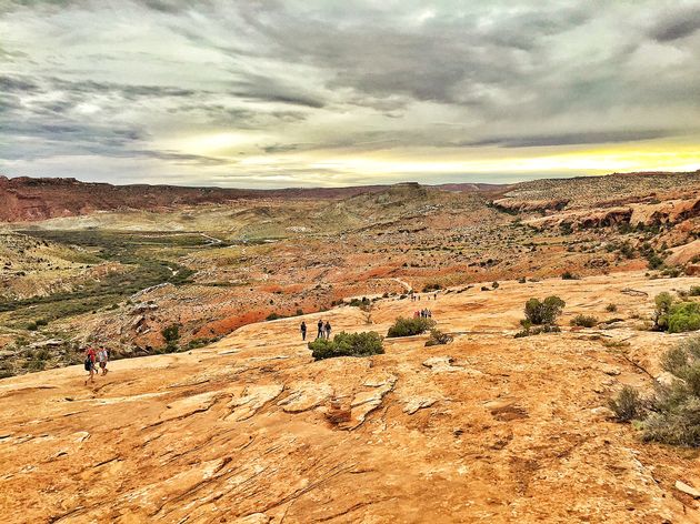 Uitzicht over Arches National Park, onderweg naar Delicate Arch.