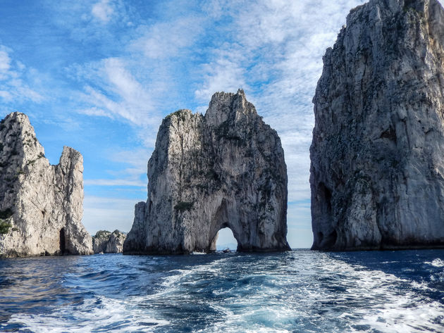 Net voor de kust van Capri ligt deze natuurlijke rotsboog