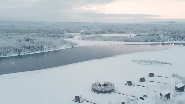 Arctic Bath ligt in de de winterse wildernis van Zweeds Lapland