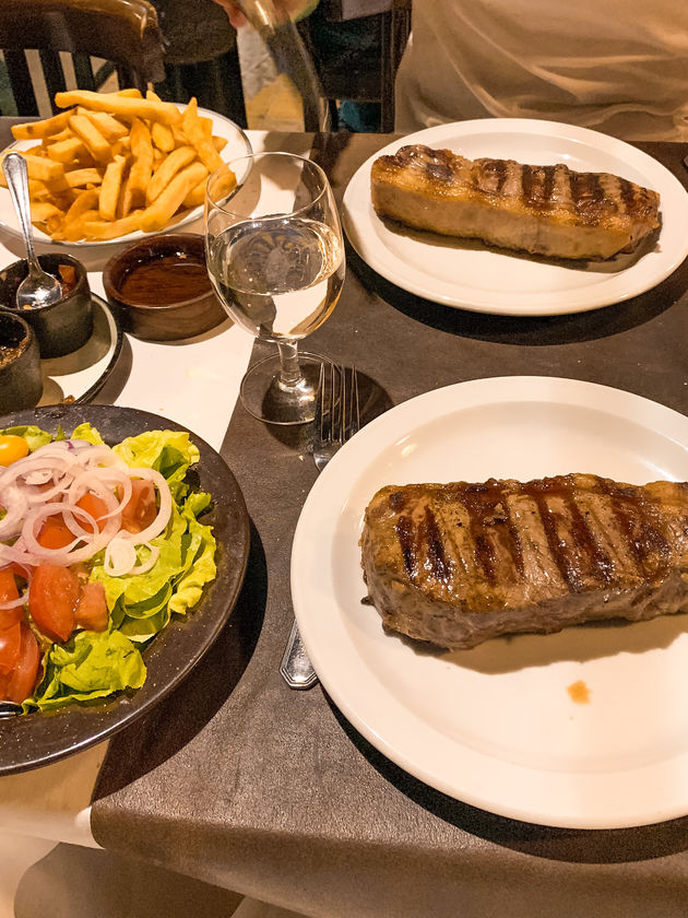Een echte Argentijnse steak eet je puur, zonder saus dus. Met een basic salade en frietjes.