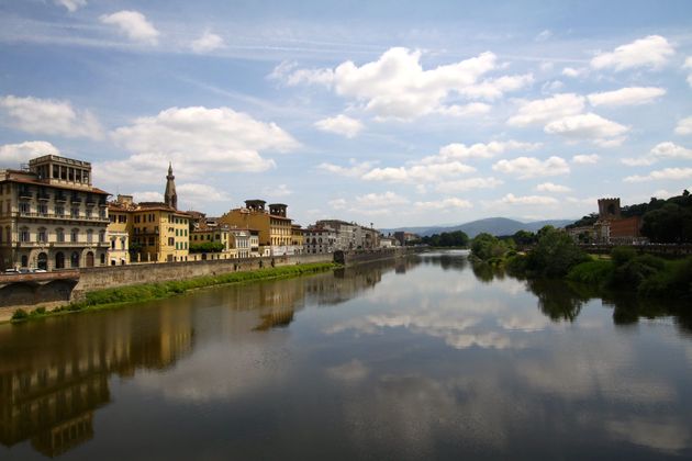 Uitzicht over rivier Arno, die dwars door de stad stroomt