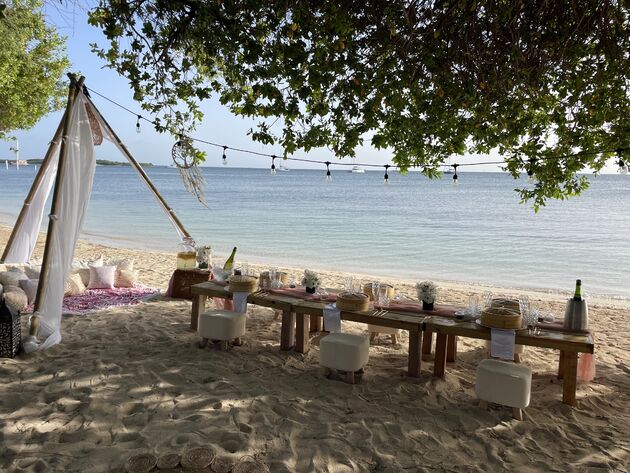 Private diner op het strand boek je bij Aruba Bell Tent Experience
