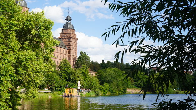Het prachtige Slot Johannisburg in Aschaffenburg aan de rivier de Main