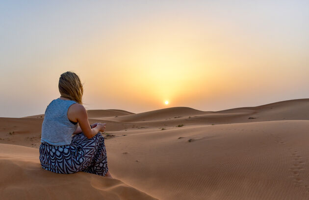 Genieten van zonsondergang in de Ash Sharqiyah-woestijn