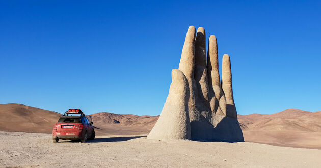Midden in de Atacama woestijn vind je dit bijzondere kunstwerk: Mano del Desierto