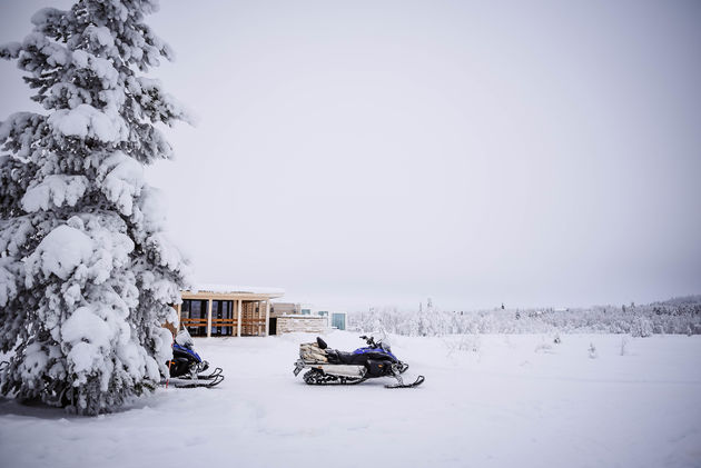 De sneeuwscootertocht begint direct naast de aurora suites