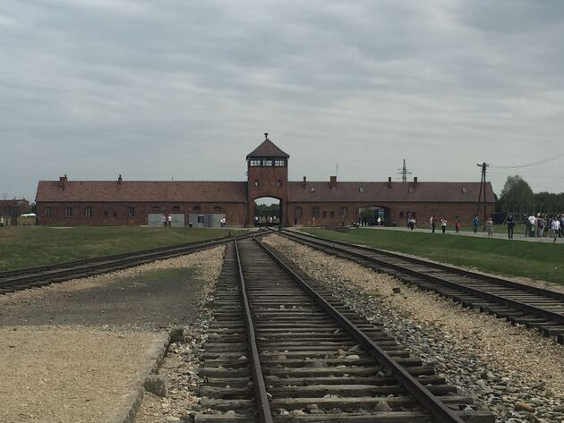 <em>De bekende treinrails van Auschwitz Birkenau<\/em>