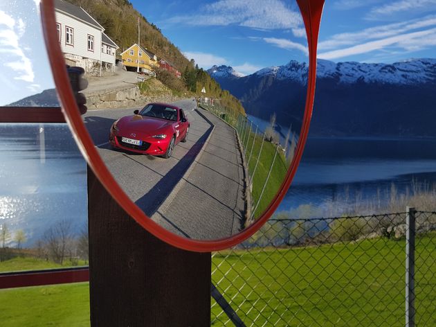 Autorijden is een feest langs de oevers van het Hardangerfjord
