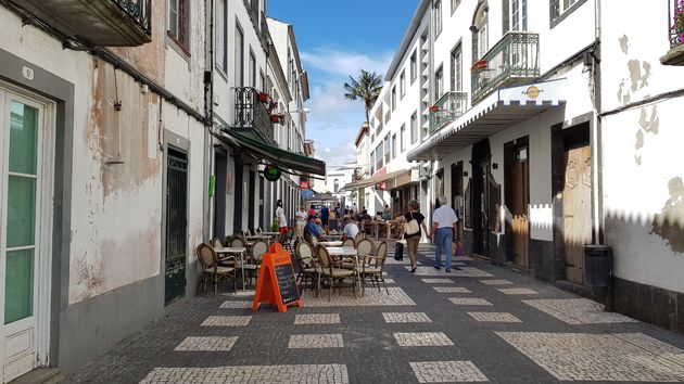 Gezellig terrasje in Ponta Delgada, waar een kopje koffie slechts 60 eurocent kost