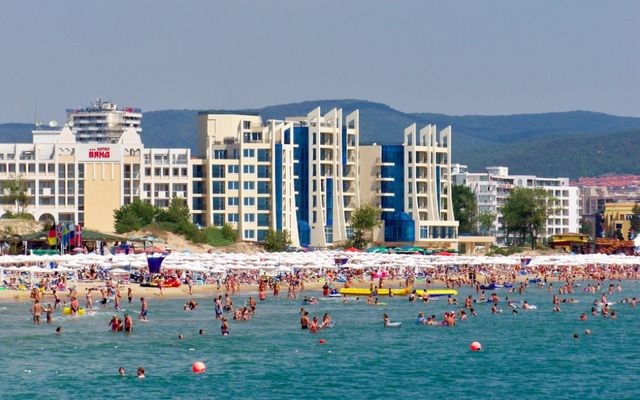 `Gezellige` drukte op Sunny Beach in Bulgarije