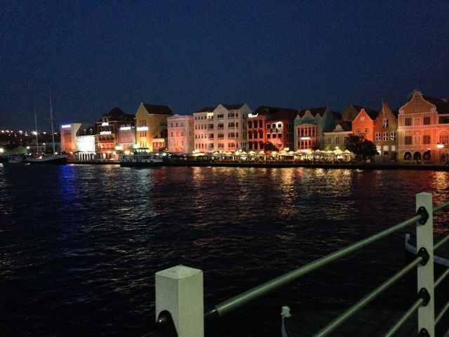 De beroemde Handelskade van Willemstad by night