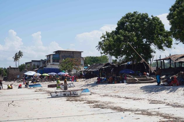 De kust van vissersdorp Bagamoyo